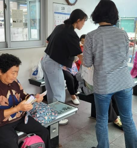 영양의 날에 주민들이 캠페인에 참여하고 있다.