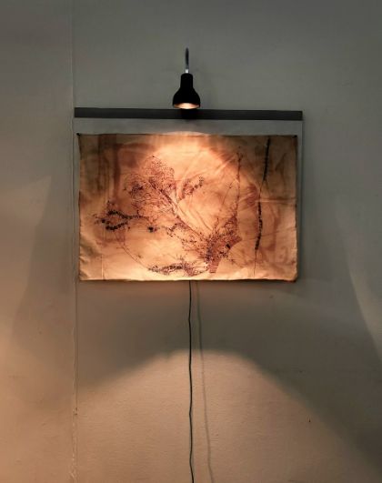 강지율, 〈새와 새가 만나고〉, 2025, 천연 고무액에 주삿바늘로 시온물감, 실크스크린, 마판, 열전등, 50x75cm. (이미지: 작가 제공)