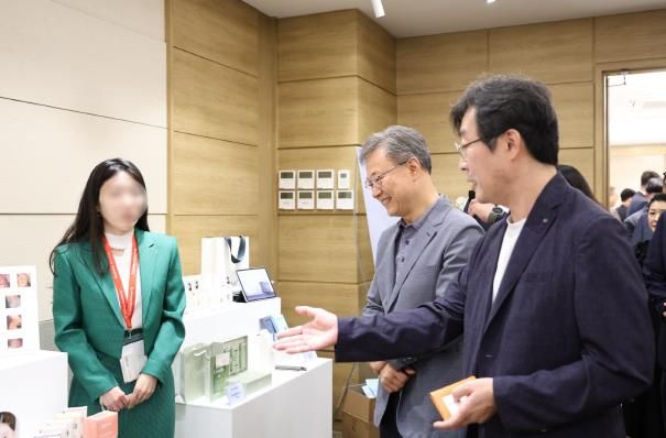 지난 7월 15일 개최된 G밸리 해외바이어 초청 수출상담회에서 장인홍 구로구청장(사진 왼쪽 두 번째)이 관계자의 설명을 듣고 있다.