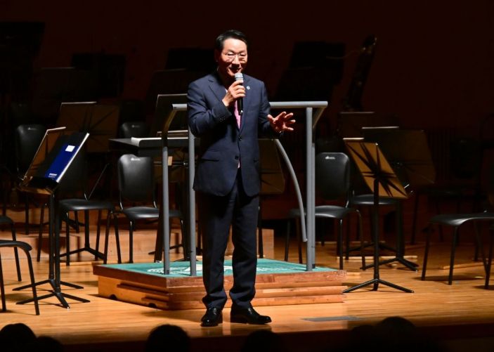 유정복 인천광역시장이 15일 아트센터인천에서 열린 '제61회 인천시민의날 기념음악회'에서 인사말을 하고 있다.