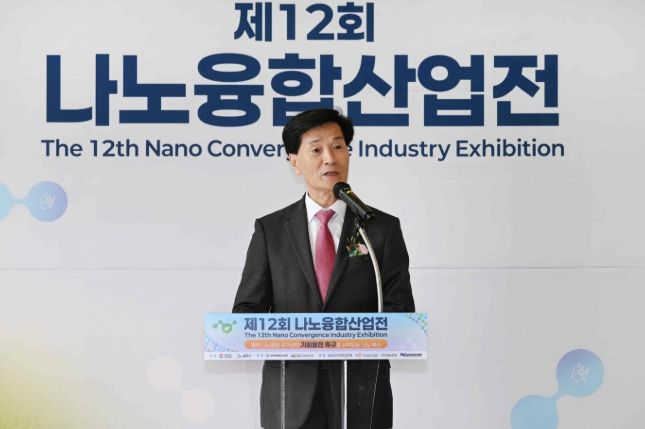 안병구 밀양시장이 16일 밀양햇살문화캠퍼스에서 열린 제12회 나노융합산업전 개막식에서환영사를 하고 있다.