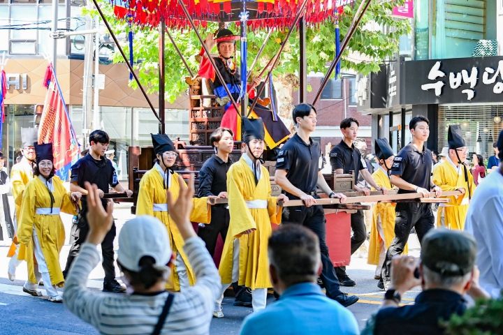 개천예술제 - 가장행렬