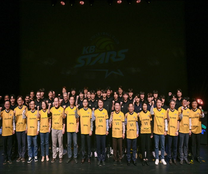 김동근 시장이 10월 18일 KB손해보험 스타즈 배구단의 2025-26 V리그 출정식에서 참석자들과 기념사진을 찍고 있다.