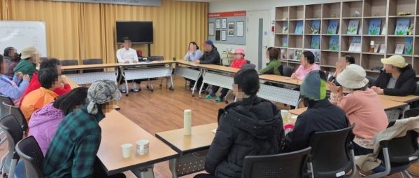 밀양시정신건강복지센터 프로그램실에서 주간 재활프로그램이 진행되고 있다.